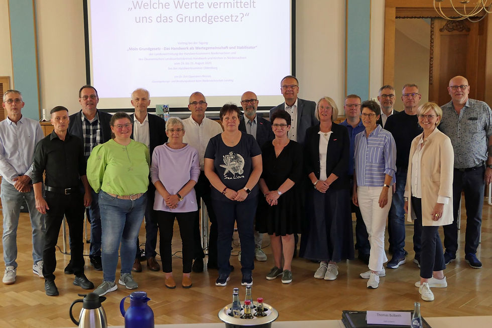 Foto (c) Torsten Heidmann. Von links: Rüdiger Lemm, Thomas Bolbeth, Oliver Frevel Nora Kristin Czedaj, Joachim Sopha, Stephanie Wlodarski, Stefan Cibis, Renate Hoffmann, Heiko Henke, Bedra Duric, Bischoff Thomas Adomeit, Stefanie Seyfarth, Ralf Eckhoff, Hille de Maeyer, Hr. Oppenborn-Reccius, Hartmut Kahmann, Dr. Hildegard Sander, Jörg Klein