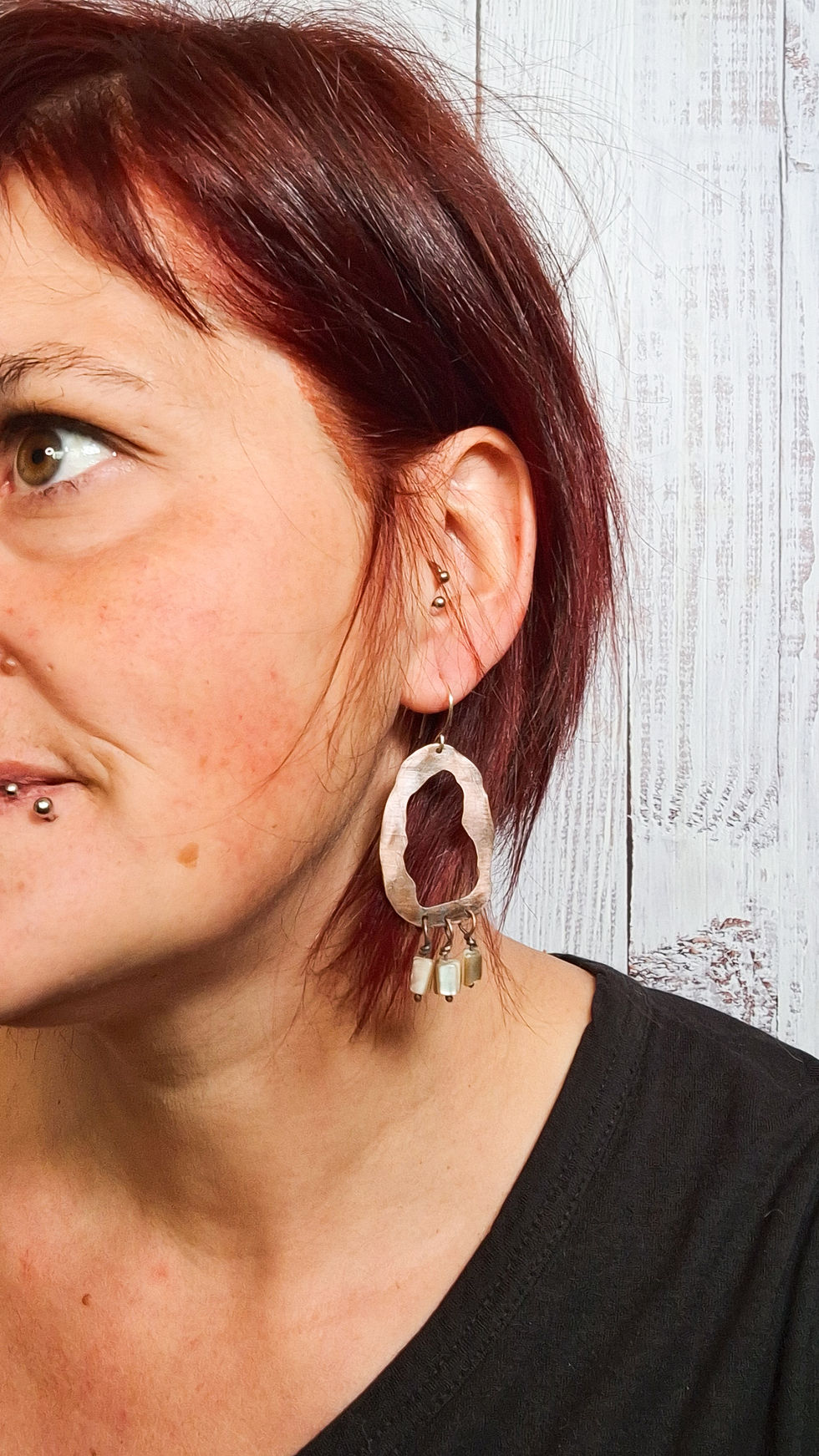 Thumbnail: Orecchini pendenti in rame, ottone e pietre diverse