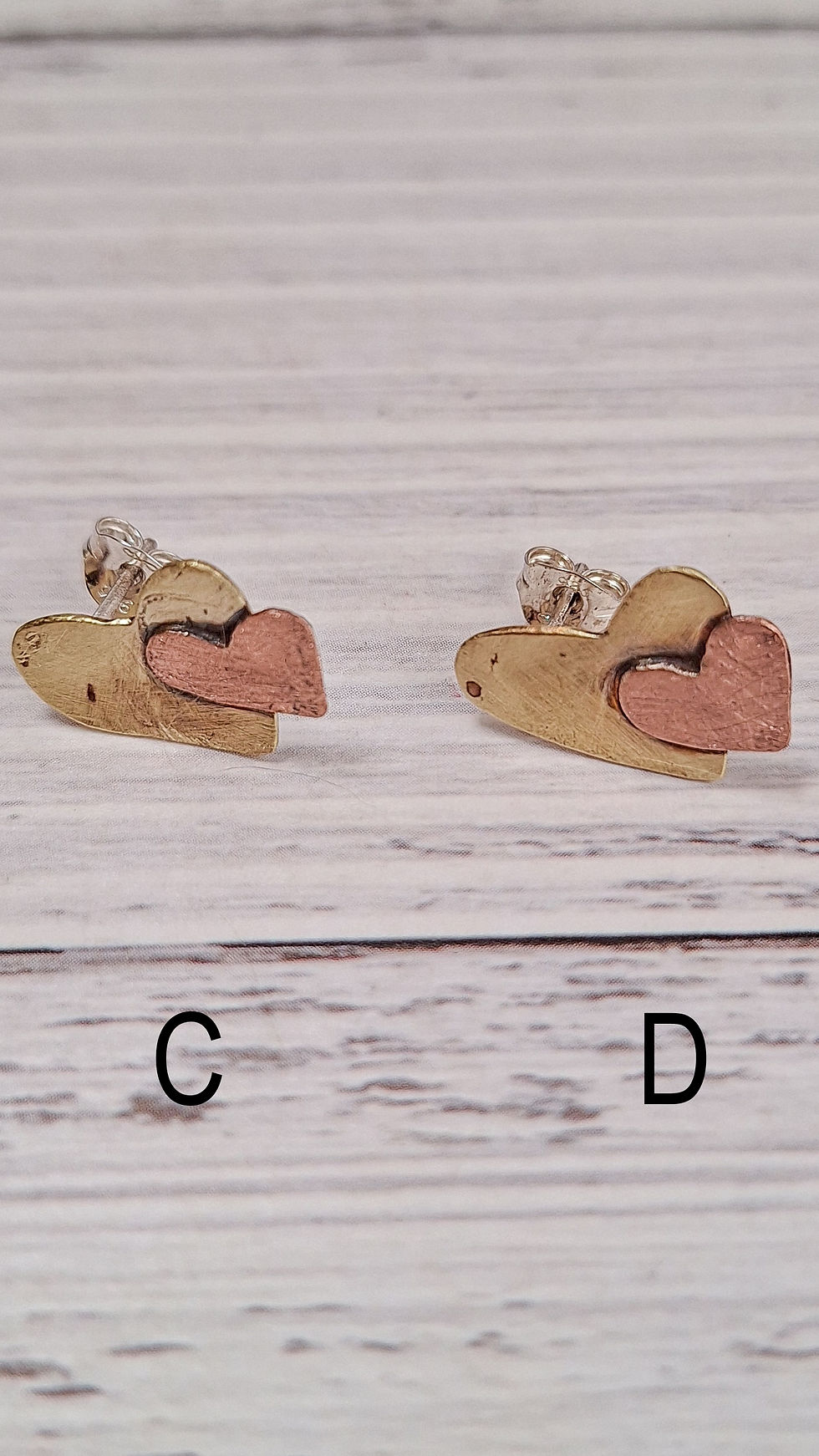 Miniatura: Orecchini singoli, a forma di cuore, in rame e ottone