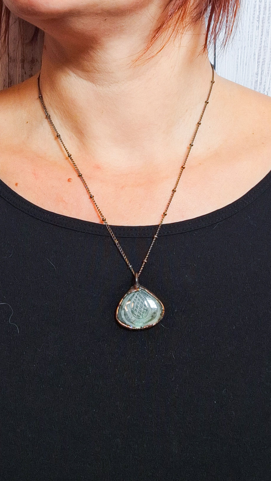 Thumbnail: Ciondoli in rame e pietra di labradorite incisa