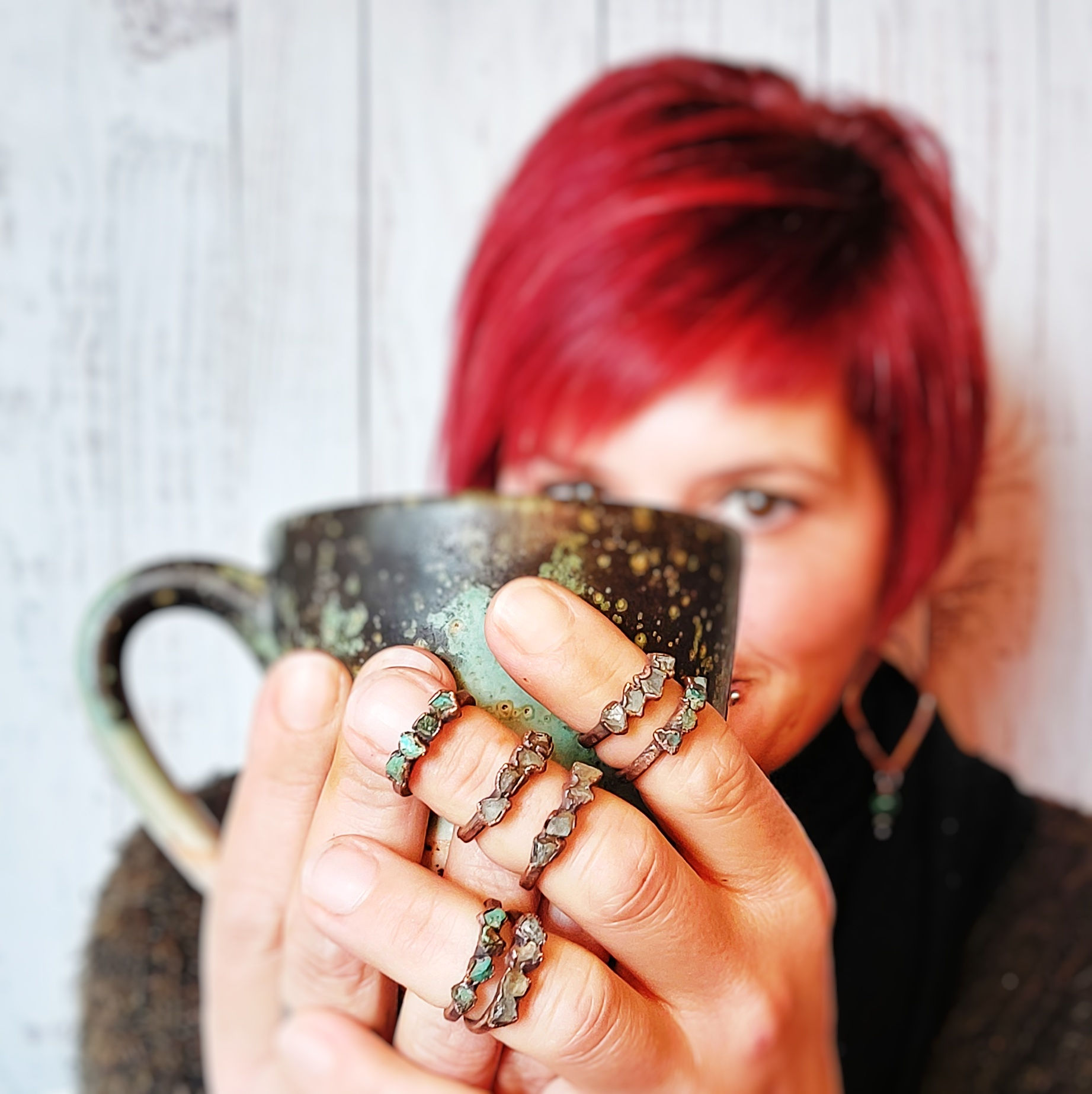 Anelli unici e personalizzati con piccole pietre grezze