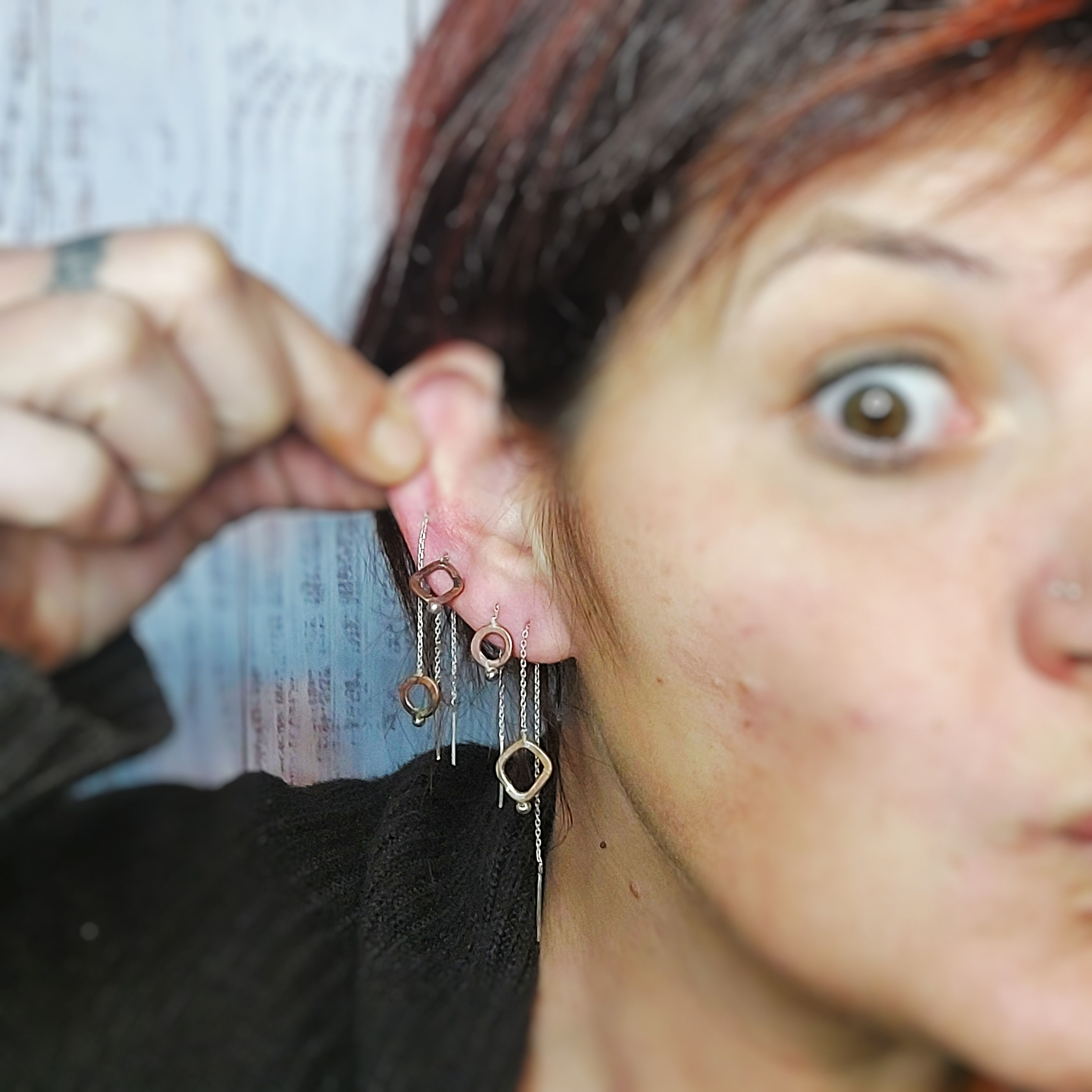 Orecchini singoli, geometrici, in rame e catenella d'argento