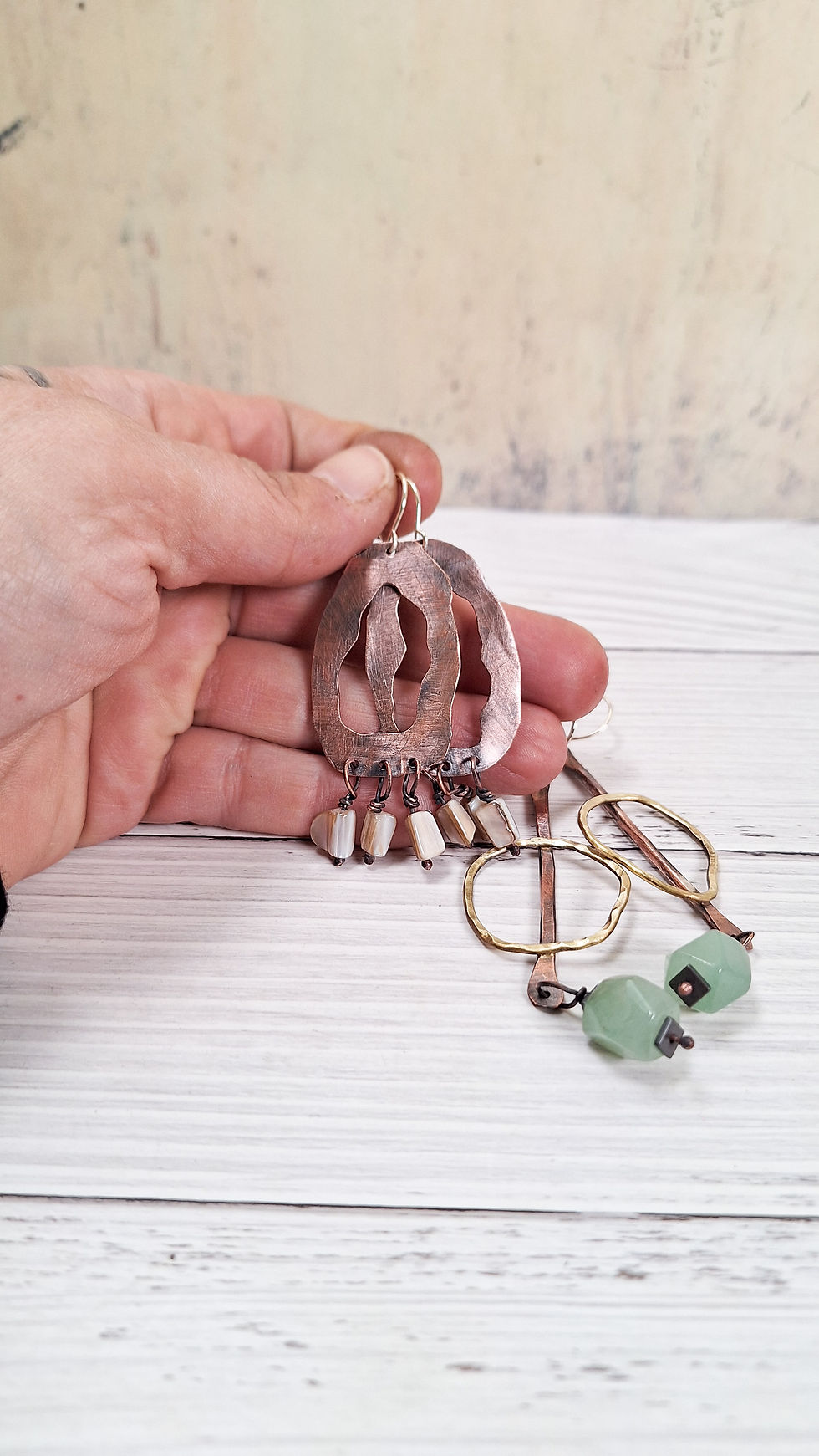Thumbnail: Orecchini pendenti in rame, ottone e pietre diverse