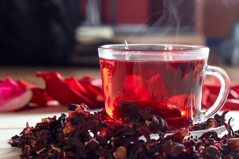 Ein Glas eiskalter Hibiskustee mit Eiswürfeln und frischen Beeren, serviert im Stadtgarten.