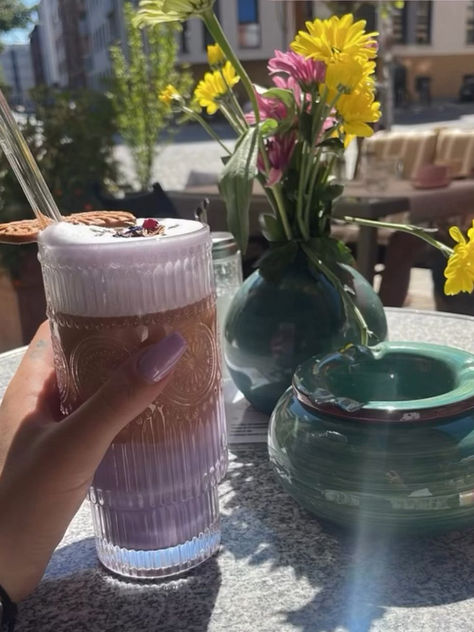 Warm oder kalt? Was wir im Sommer lieber trinken – und warum
