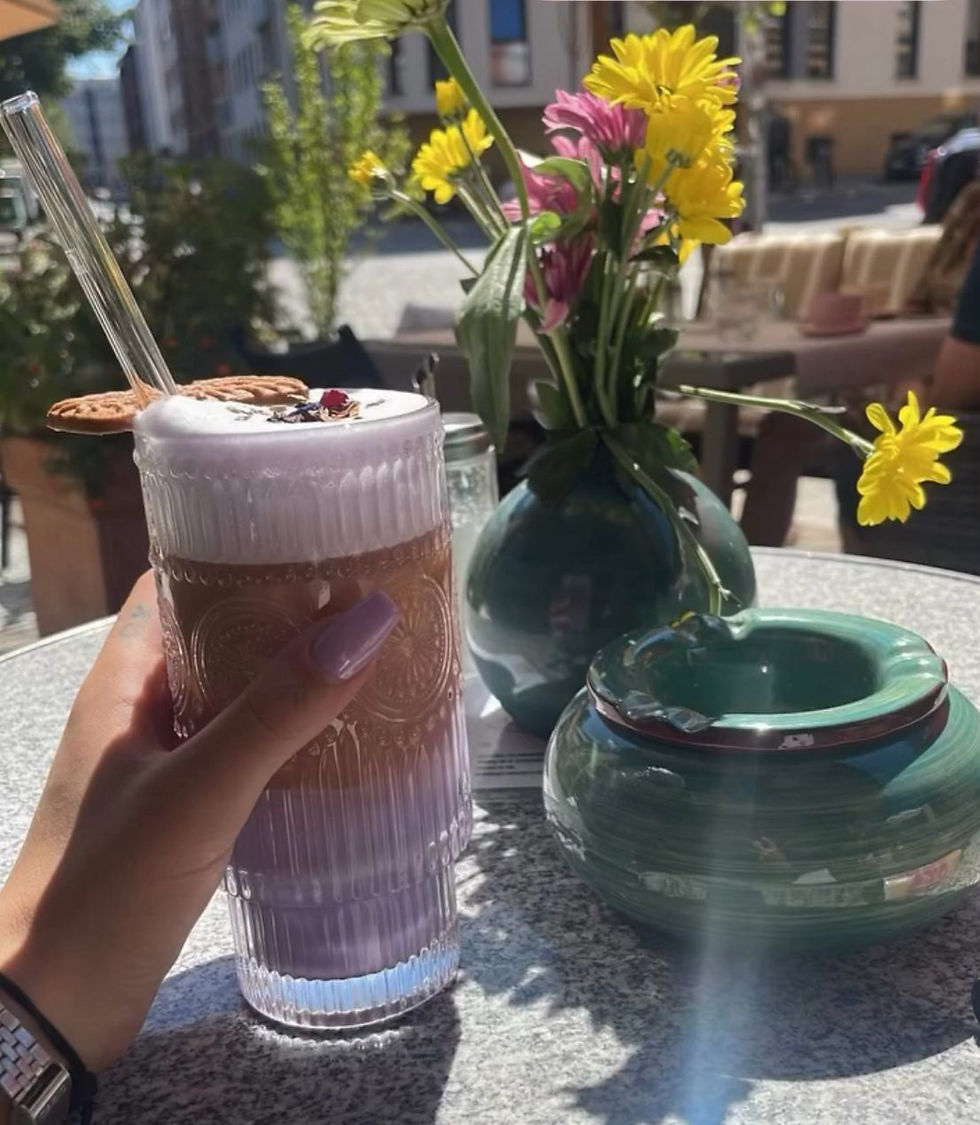 Warm oder kalt? Was wir im Sommer lieber trinken – und warum