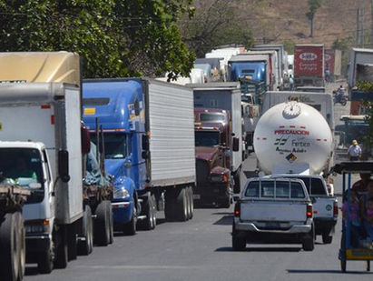 Transportistas de Guatemala varados en frontera de El Salvador por fallo de sistema