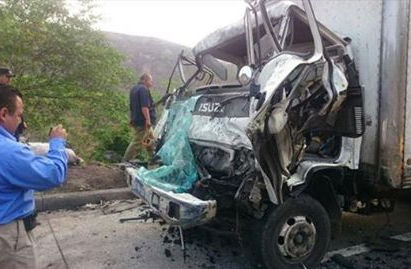 Chocan camiones y tres de sus ocupantes resultan heridos