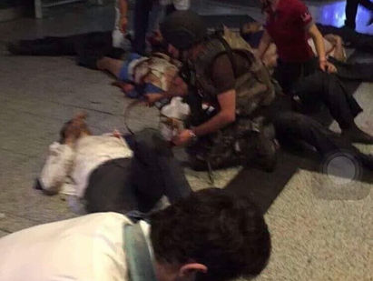 Muertos y heridos tras explosiones en el aeropuerto de Estambul