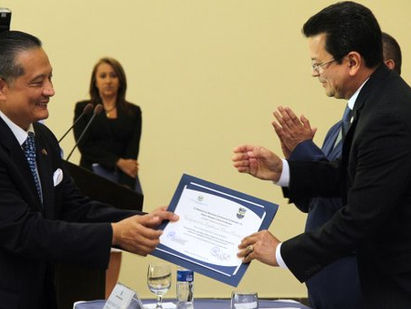 Entregan becas a hijos de policías caídos por cumplir deber