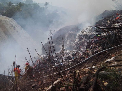 Por segundo día, Bomberos intentan sofocar incendio en Soyapango