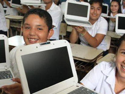 MINED entrega 162 computadoras a estudiantes en Santa Ana