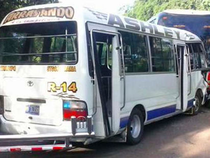 Ocho lesionados tras choque entre unidades de transporte colectivo en Usulután