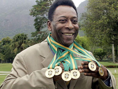 Pelé hospitalizado por un problema en la espalda.