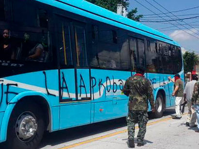 Excombatientes manchan unidad del SITRAMSS durante marcha para exigir beneficios