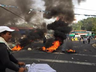 Vendedores del Puerto de La Libertad protestan para exigir puestos fijos