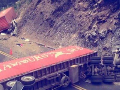 Mueren 9 estudiantes tras desprenderse remolque de tráiler en México