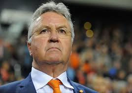 Chelsea FC piensa en el holandés Guus Hiddink.