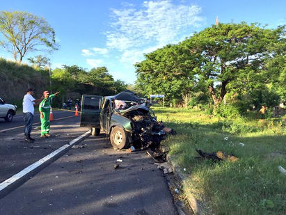 Dos fallecidos y cinco lesionados tras fuerte accidente de tránsito en carretera El Litoral
