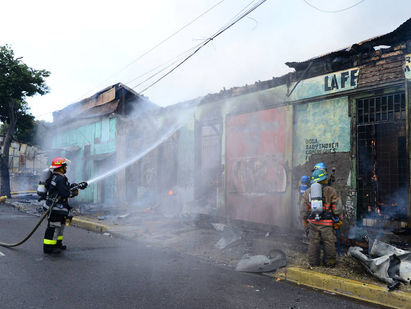 Incendio en el centro de San Salvador consume varias casas
