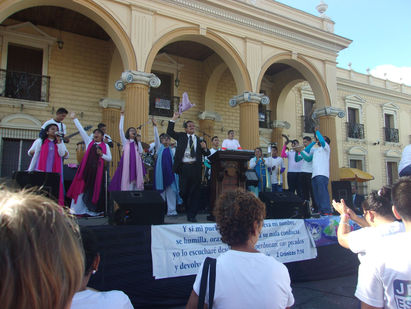 Se celebra el día nacional de la oración en Santa Ana.