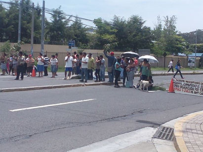 Habitantes de la comunidad el Espino bloquean paso vehicular