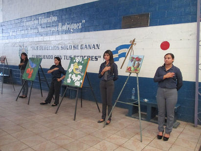 Centro escolar presenta primera exposición de pintura