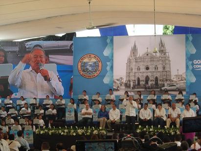 Gobernando con la gente llego a Santa Ana.