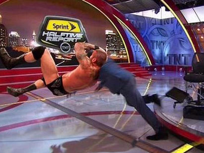 Shaquille O'Neal disfruta los memes de su caída en programa de televisión