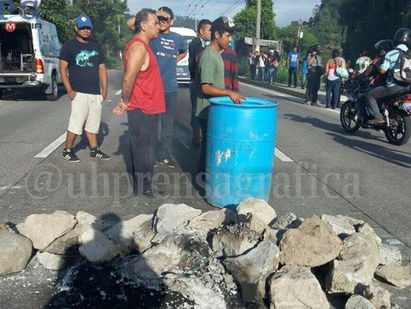 Personas bloquean carretera a Comalapa por falta de agua potable