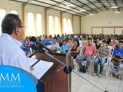 Entregan 125 becas a estudiantes de bachilleratos y universidades.