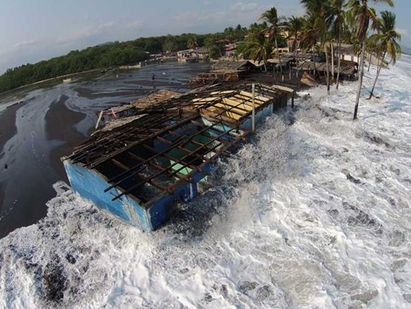 18 centros escolares han suspendido clases debido al fuerte oleaje que afectó la costa salvadoreña