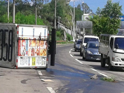 Al menos seis vehículos colisionan por derrame de aceite