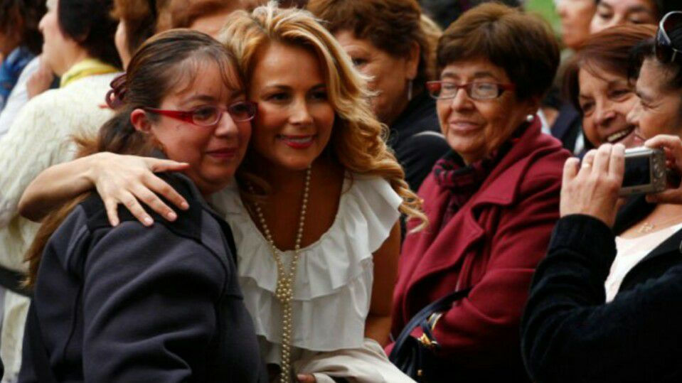 Lanzan sitio web que busca llegar con Cathy Barriga a La Moneda