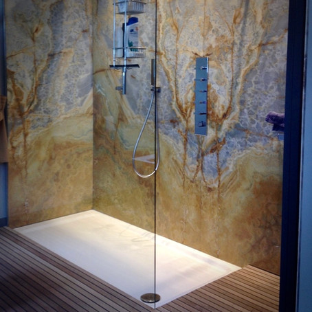 Inloopdouche in Onyx - Douche à l'italienne en Onyx - Walk-in shower with Onyx stone