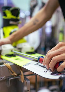 mantenimiento de equipo de esqui y snowboard en Alborde Outdoors