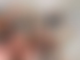 Recentemente, participei de um seminário sobre misticismo cristão no Methaphysical Center, em Orlando, na Flórida. Durante essa imersão, exploramos temas fundamentais para o equilíbrio emocional e a ampliação da consciência e percepção da realidade. Em qualquer trajetória de crescimento pessoal e espiritual, o primeiro passo sempre é a limpeza pessoal. É preciso purgar as energias pesadas que acumulamos e, como sempre menciono em meu trabalho, ter a coragem de abrir mão de lembranças e apegos que nos prendem ao passado e dificultam caminhar livremente. A limpeza pessoal não é apenas um conceito espiritual; é uma estratégia prática para silenciar o ruído interno, dissolver pensamentos recorrentes e focar no que realmente importa. Somente ao silenciar a mente e soltar o que não nos serve mais, conseguimos verdadeiramente observar o presente e viver o “agora”. Foram dias de exercícios e de práticas intensas, e, acima de tudo, de abertura para novas possibilidades. Além de todo o aprendi