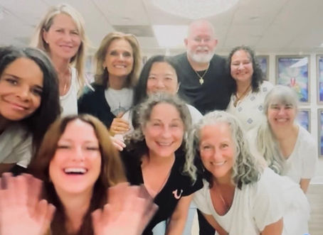 Recentemente, participei de um seminário sobre misticismo cristão no Methaphysical Center, em Orlando, na Flórida. Durante essa imersão, exploramos temas fundamentais para o equilíbrio emocional e a ampliação da consciência e percepção da realidade. Em qualquer trajetória de crescimento pessoal e espiritual, o primeiro passo sempre é a limpeza pessoal. É preciso purgar as energias pesadas que acumulamos e, como sempre menciono em meu trabalho, ter a coragem de abrir mão de lembranças e apegos que nos prendem ao passado e dificultam caminhar livremente. A limpeza pessoal não é apenas um conceito espiritual; é uma estratégia prática para silenciar o ruído interno, dissolver pensamentos recorrentes e focar no que realmente importa. Somente ao silenciar a mente e soltar o que não nos serve mais, conseguimos verdadeiramente observar o presente e viver o “agora”. Foram dias de exercícios e de práticas intensas, e, acima de tudo, de abertura para novas possibilidades. Além de todo o aprendi