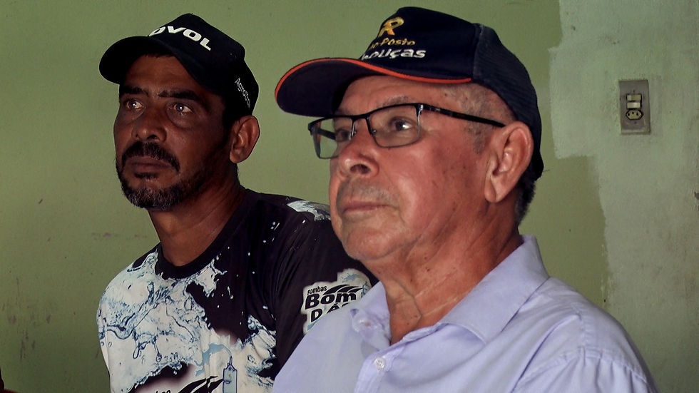 Vilmar e Ezequiel fazem parte das 30 famílias que confiam na justiça para garantir o direito de permanecer em suas terras. Imagem: Gladson Souza
