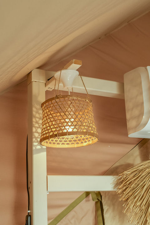 הצצה לגב המיטההמעוצב בסגנון בוהו שיק באוהל הגלמפינג