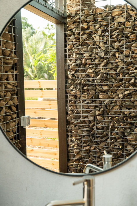 מראה בשירותי הגלמפינג