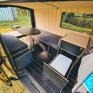 Aménagement intérieur Mercedes Vito Long. Cuisine avec rangements pour glacière, réchaud, toilettes et eau