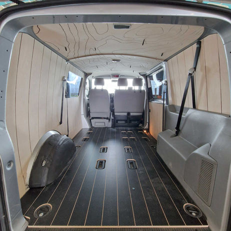 Plancher et habillages bois ASSYNT pour van avant aménagement