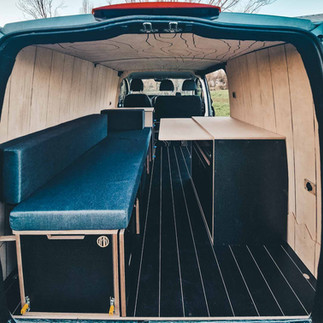 Module de rangement haut, lit peigne et cuisine compacte dans un Mercedes Vito Long aménagé
