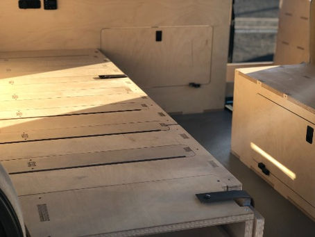 Le lit peigne: la star dans l'aménagement de van