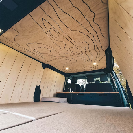 Habillages intérieurs en bois ASSYNT, pour van aménagé. 