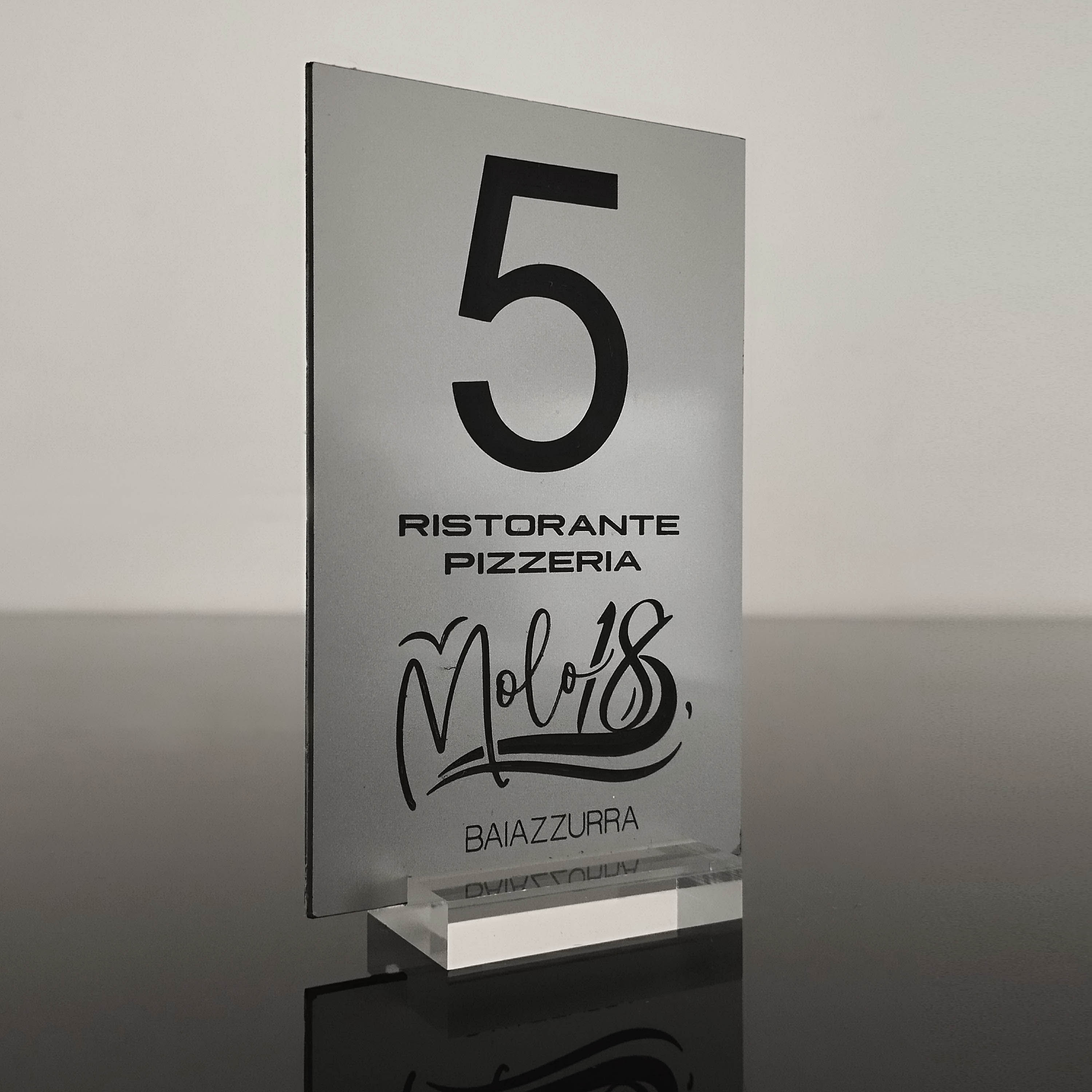 segna posti BIFACCIALE - segna tavoli personalizzati in plastica e plexi INCISI
