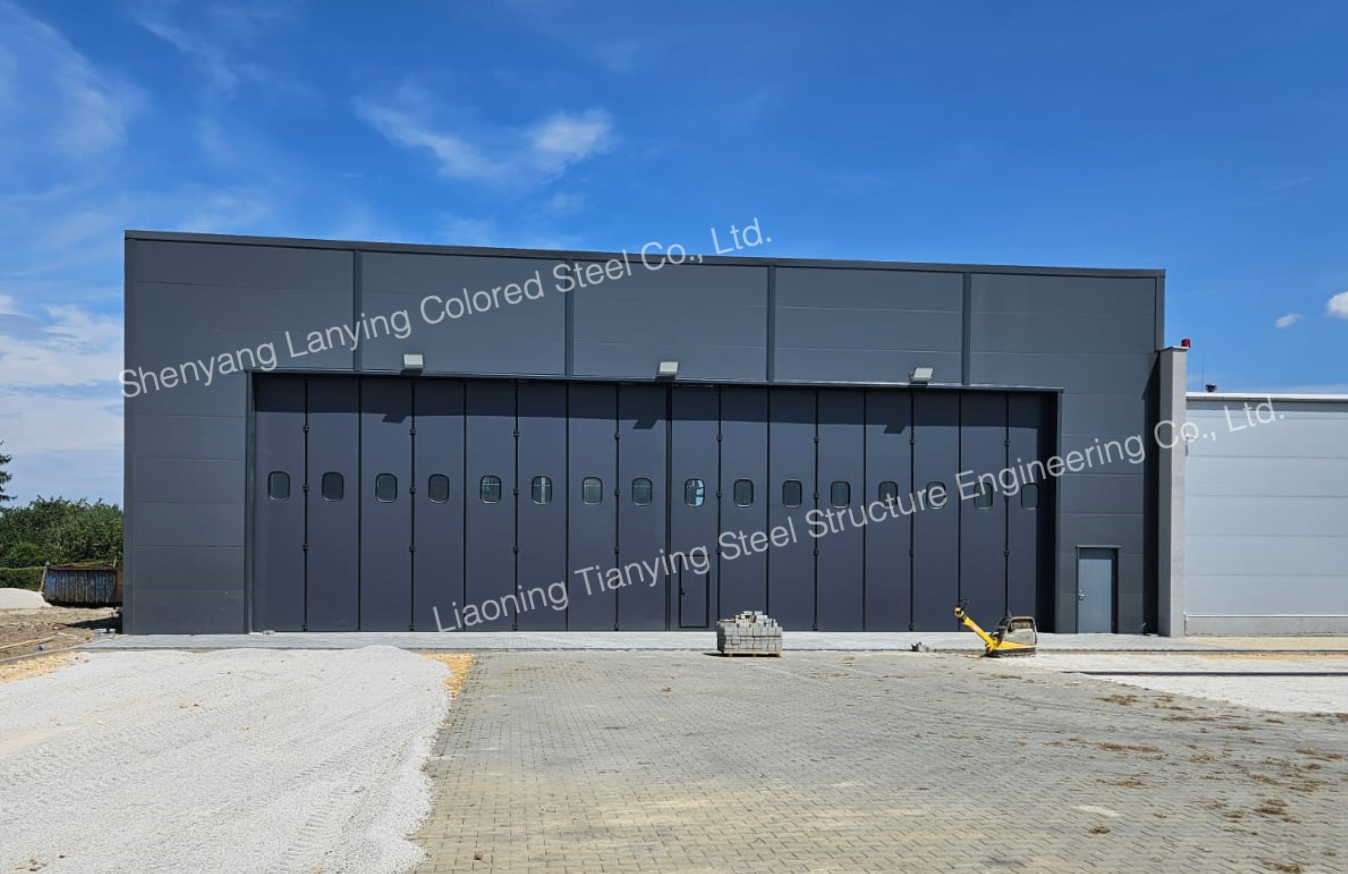 Live shots of a hangar built with our steel structure