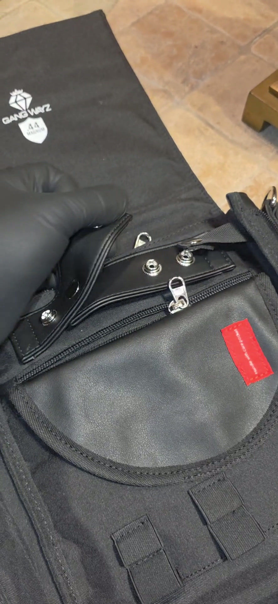 Miniatura: Bulletproof sling bag interior zipper and compartments close up