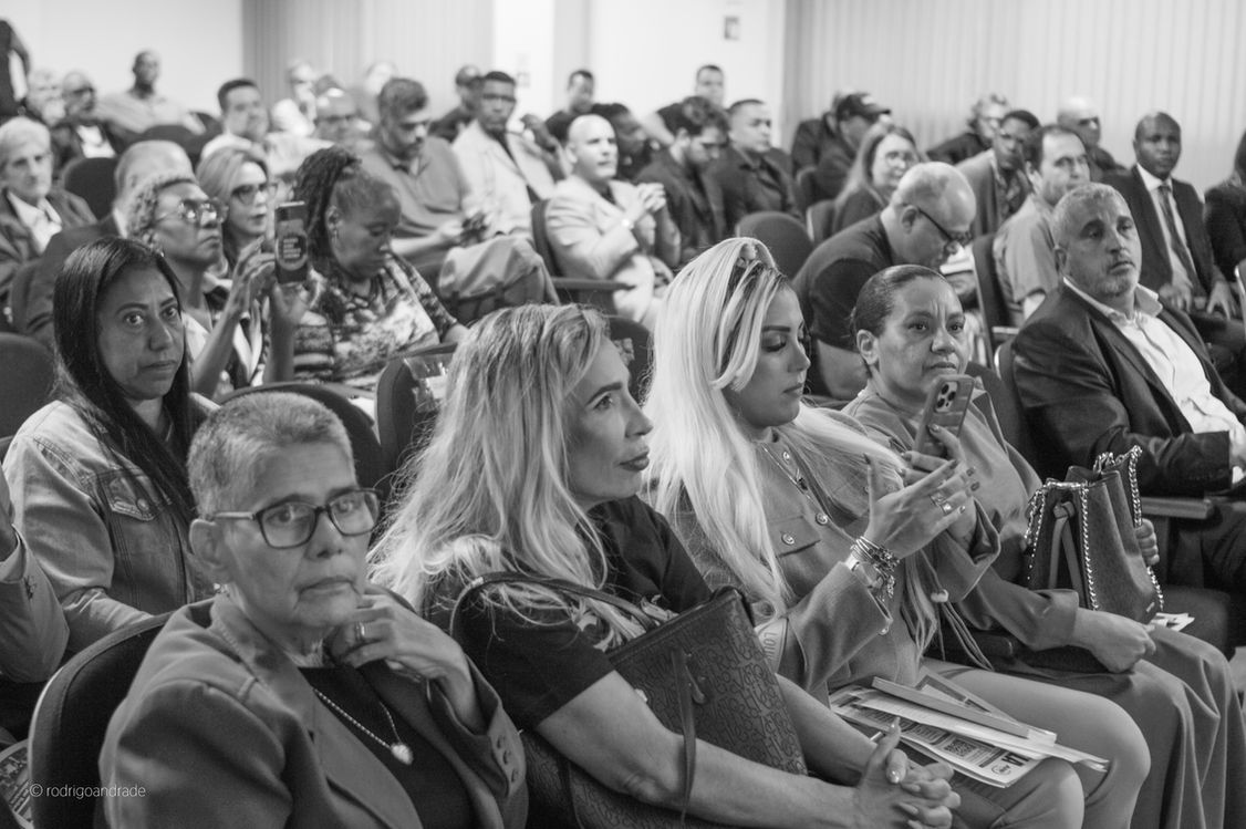 Pessoas sentadas em cadeiras em evento, ABL Cárcere, Início.